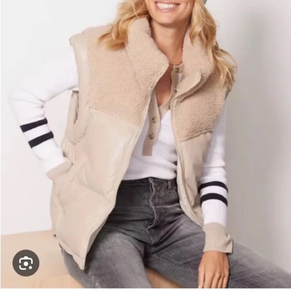 Evereve Faux Leather and Sherpa Vest Size XS EUC Like New